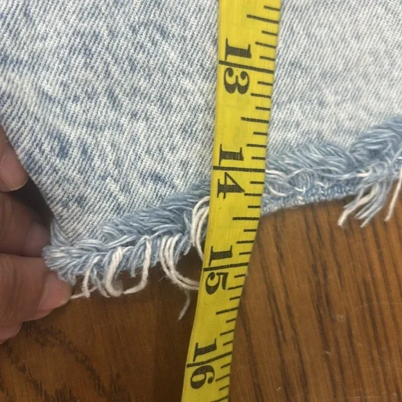 ABERCROMBIE & FITCH Distressed Light Wash Mom Short - Picture 9 of 9